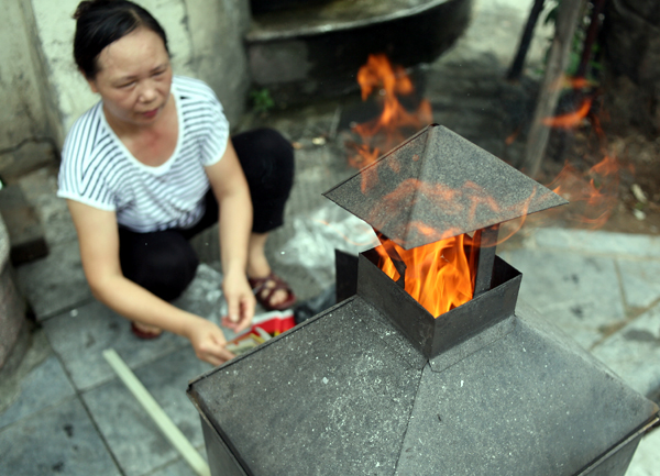 ram thang 7 pho co ha noi mu mit hoa vang ma sai gon chen nhau mua com chay di le chua