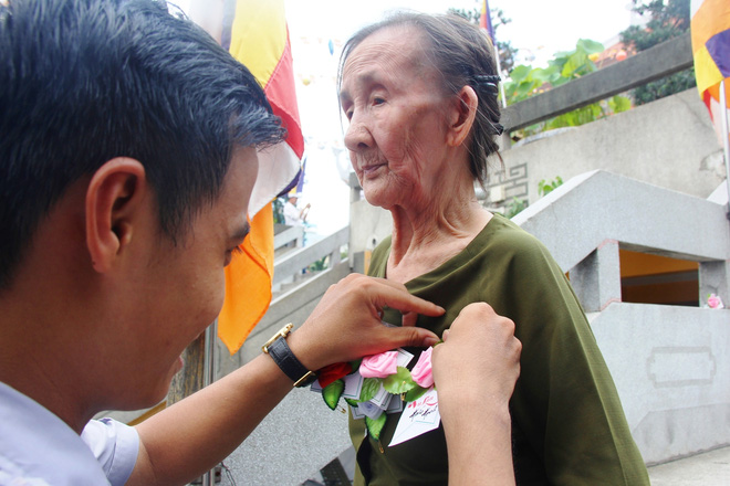 ram thang 7 pho co ha noi mu mit hoa vang ma sai gon chen nhau mua com chay di le chua