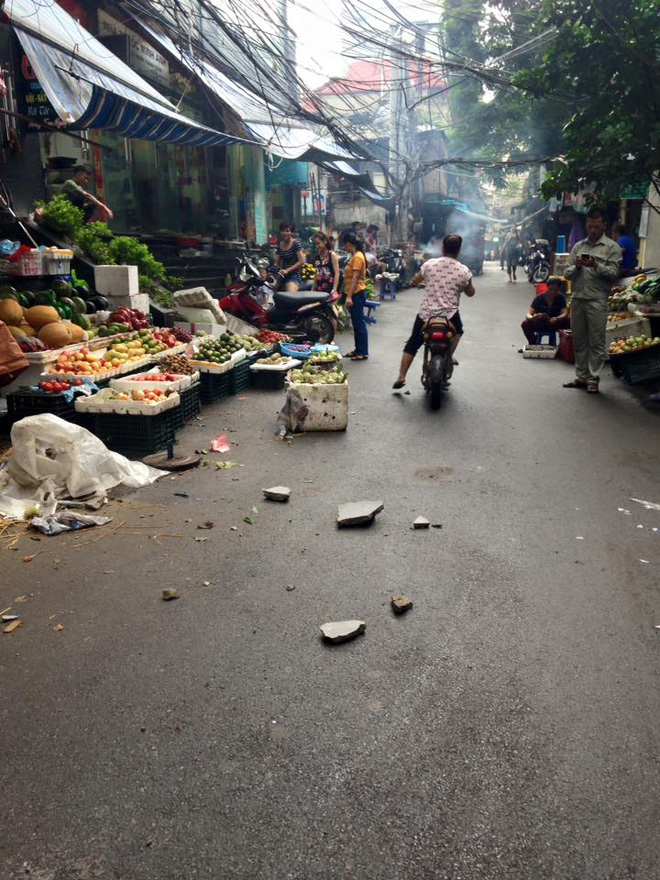 ha noi nhieu nguoi o chung cu hoang hon vi mang vua tuong to bang vien gach roi xuong dat