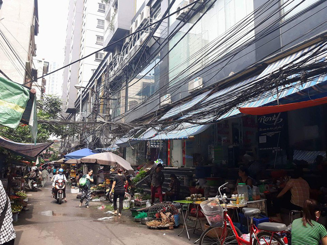 ha noi nhieu nguoi o chung cu hoang hon vi mang vua tuong to bang vien gach roi xuong dat