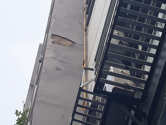 ha noi nhieu nguoi o chung cu hoang hon vi mang vua tuong to bang vien gach roi xuong dat