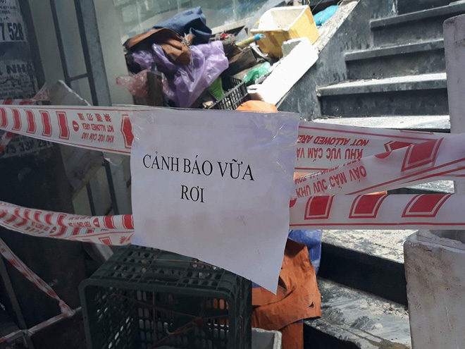 ha noi nhieu nguoi o chung cu hoang hon vi mang vua tuong to bang vien gach roi xuong dat