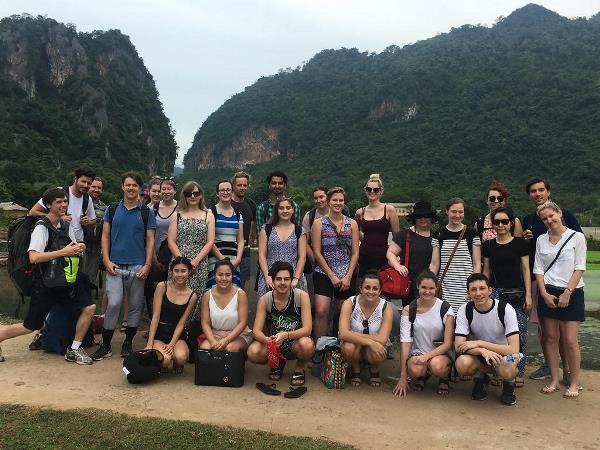 ngay cang dong sinh vien australia lua chon den viet nam thuc tap