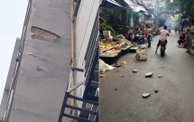 ha noi nhieu nguoi o chung cu hoang hon vi mang vua tuong to bang vien gach roi xuong dat
