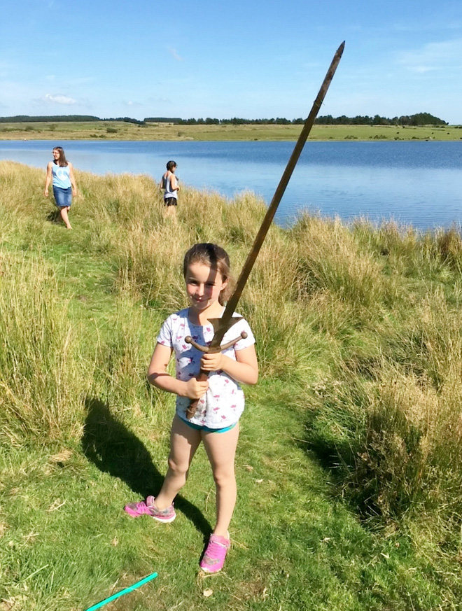 di choi ho be gai phat hien thanh guom bau vat duoc don cua vua arthur co nien dai nghin nam tuoi