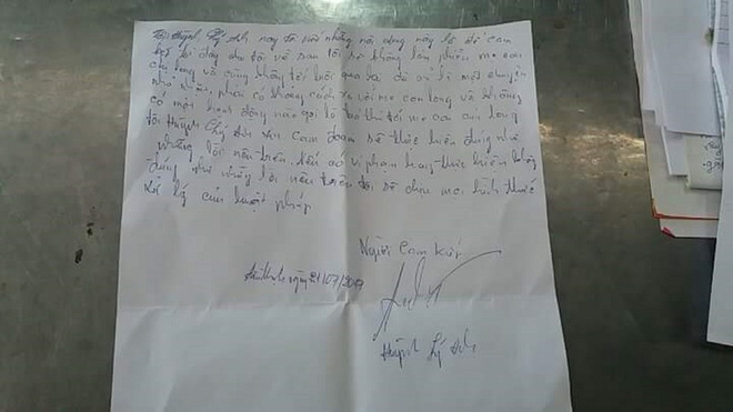 ba me 2 con viet don xin di tu cang lau cang tot vi buc xuc voi cong an