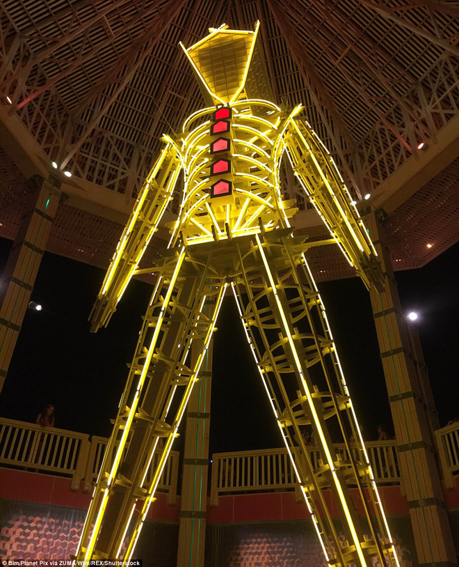 my du khach tham gia le hoi burning man kinh hai khi thay mot nguoi dan ong lao minh vao bien lua