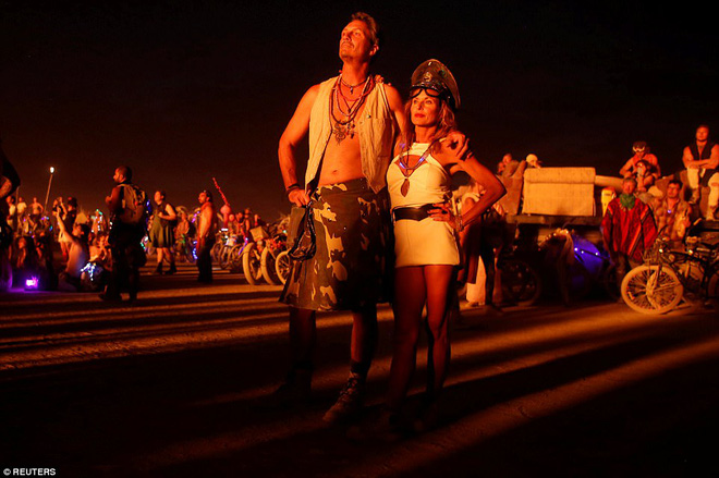 my du khach tham gia le hoi burning man kinh hai khi thay mot nguoi dan ong lao minh vao bien lua