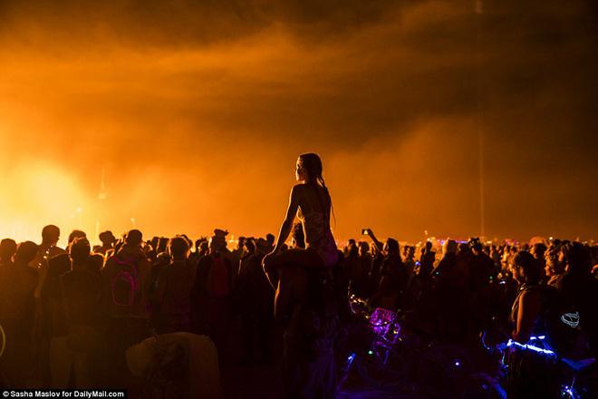 my du khach tham gia le hoi burning man kinh hai khi thay mot nguoi dan ong lao minh vao bien lua