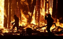 my du khach tham gia le hoi burning man kinh hai khi thay mot nguoi dan ong lao minh vao bien lua