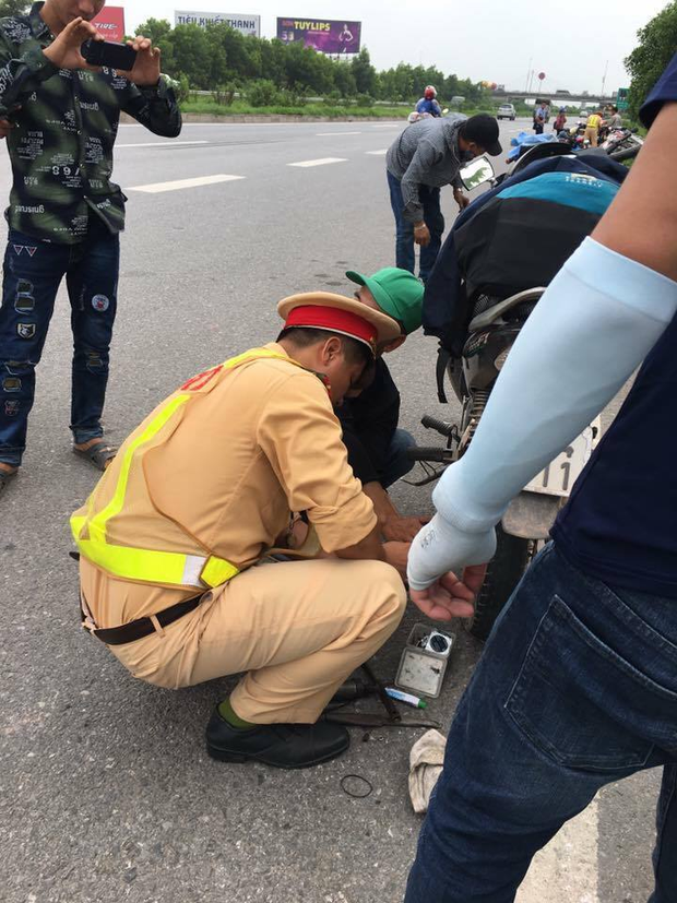 hanh dong dep luc luong csgt het suc giai cuu hang loat xe dinh bay dinh tren cao toc ha noi bac giang