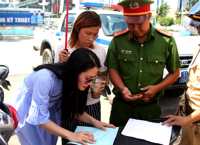 vi pham luat giao thong lon tieng voi canh sat kieu nu ngoc lan gay tranh cai