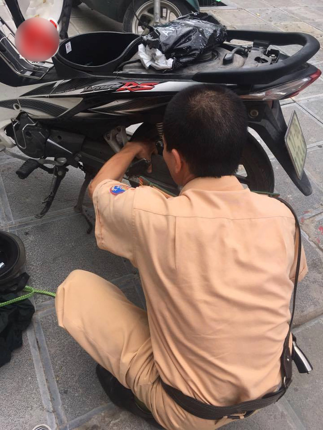 csgt va hinh anh ve nghe tay trai giua duong duoc chia se ran ran