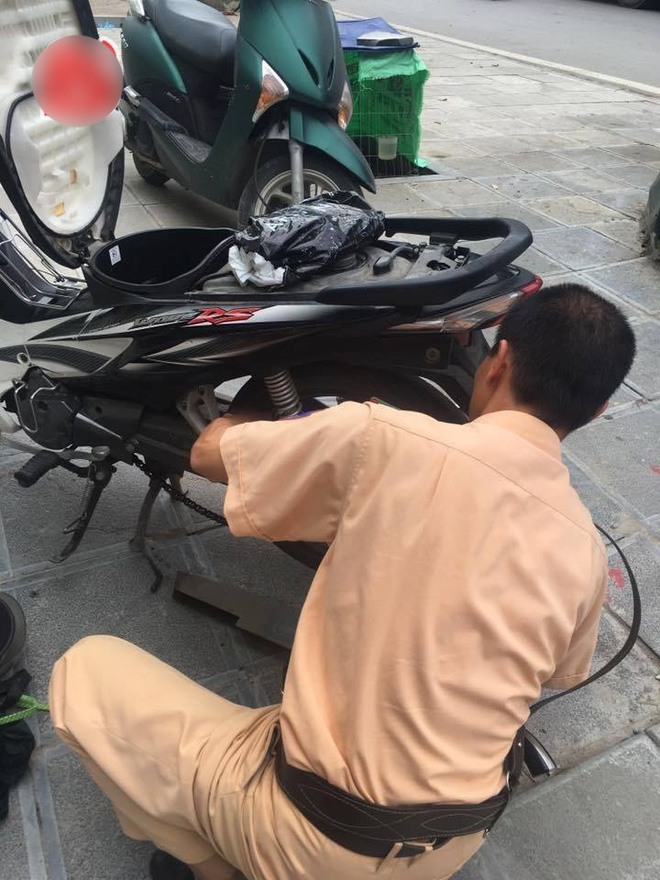 csgt va hinh anh ve nghe tay trai giua duong duoc chia se ran ran