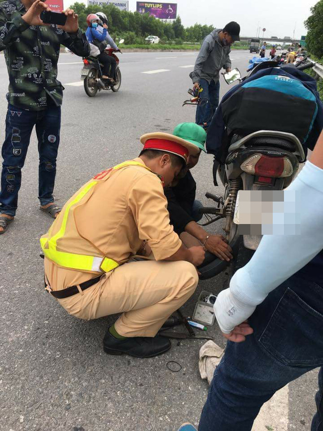 csgt va hinh anh ve nghe tay trai giua duong duoc chia se ran ran