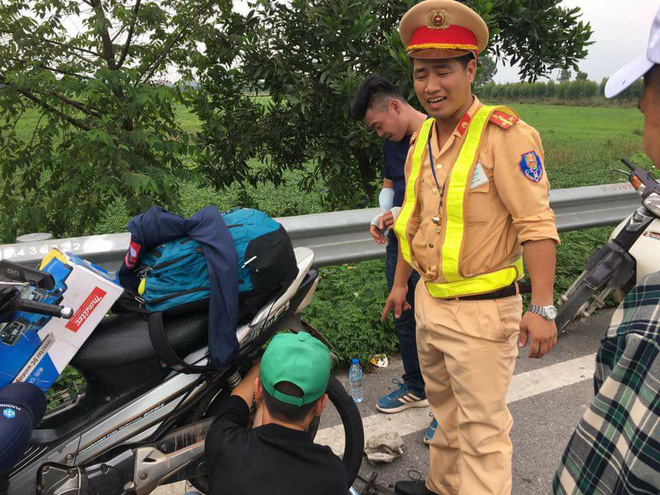 csgt va hinh anh ve nghe tay trai giua duong duoc chia se ran ran
