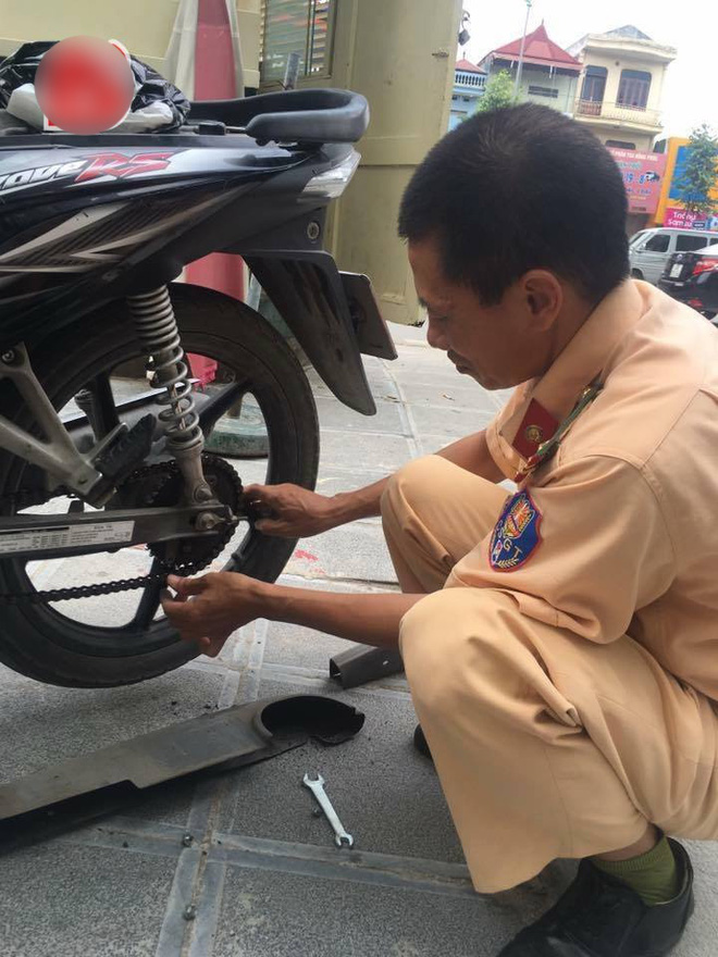 csgt va hinh anh ve nghe tay trai giua duong duoc chia se ran ran
