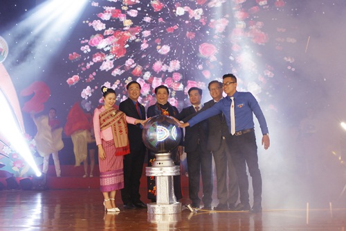 500 thanh nien tieu bieu viet nam lao ket noi tinh huu nghi hai nuoc