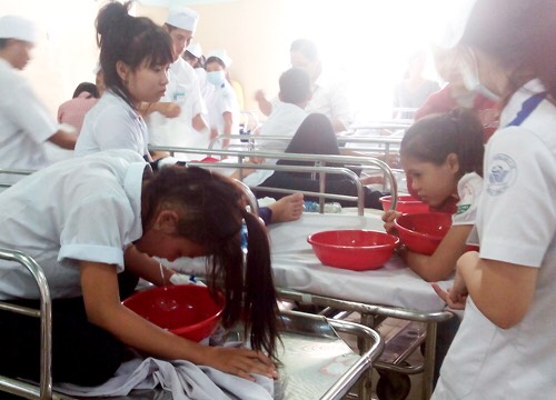 gan 40 hoc sinh o yen bai bi ngo doc phai cap cuu sau bua com trua
