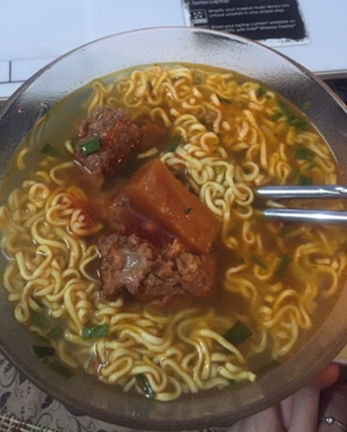 nau bun tom nguyen con thay vi mi tom nhu yeu cau co vo van ngo ngac khong hieu sao chong doi