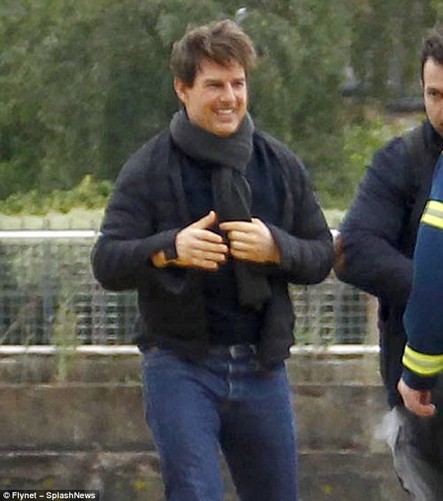 tom cruise vui ve tren phim truong sau khi vo cu cong khai hen ho ban trai da mau