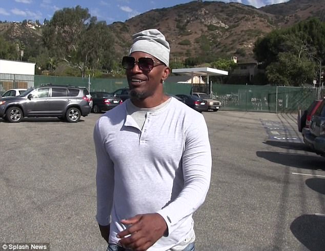 tom cruise vui ve tren phim truong sau khi vo cu cong khai hen ho ban trai da mau