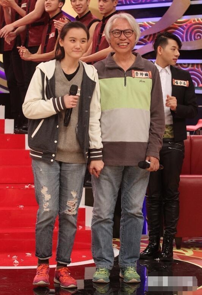 luon mieng phu nhan cuoi chay bau nu chinh cua moi tinh ong chau van xuat hien o san bay voi bung to bat thuong