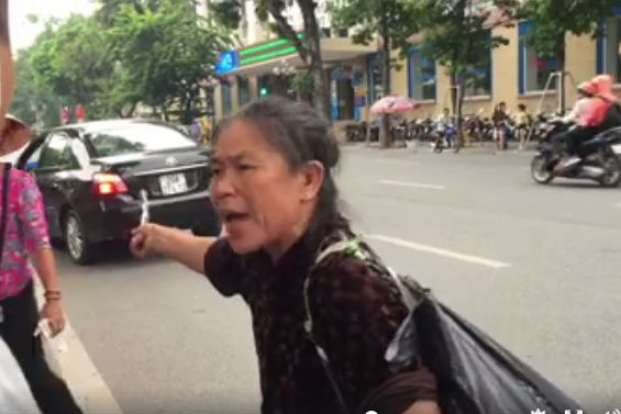 hot girl vo ban tam tu thien de lua tien sinh vien quanh ho guom bi soai ca bat tai tran