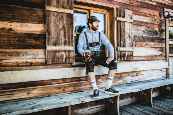 adidas originals cho ra mat mau giay non vao chan van khong ban de chao don le hoi bia truyen thong lon nhat nuoc duc