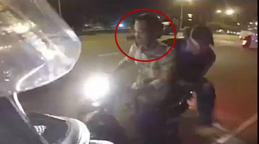 clip nghi gap phai 2 ten cuop co sung nam thanh nien phong xe bo chay bat chap duong nguoc chieu