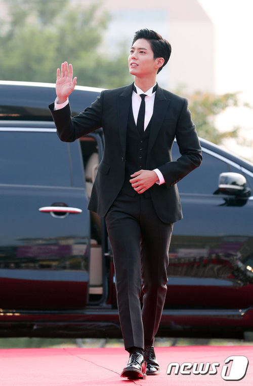 thai tu park bo gum mot minh can het dan my nhan long lay tai tham do sda