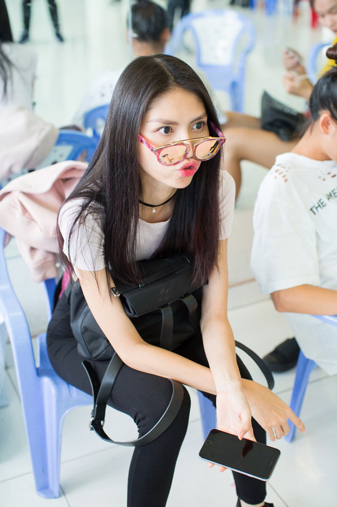 truoc chung ket next top vo hoang yen tap luyen cat luc voi cac co gai xinh dep