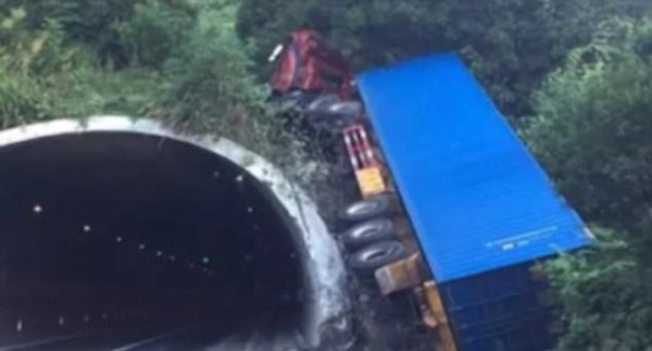 ngu gat tren tay lai vi tai xe khien xe tai hang nang lao thang len noc ham duong bo