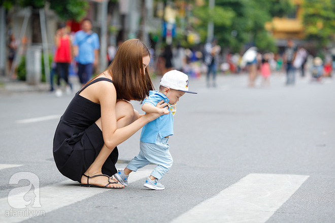 ky han da khac hon trong mat nguoi ham mo voi hinh anh binh yen ben con trai tren pho di bo ho guom
