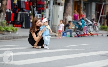 ky han da khac hon trong mat nguoi ham mo voi hinh anh binh yen ben con trai tren pho di bo ho guom