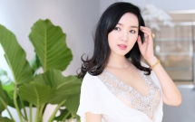 hoa hau giang my khoe ve dep khong ty vet bat chap tuoi 46