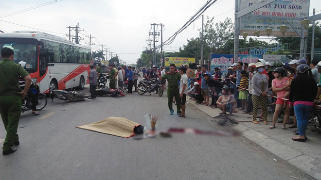 va cham voi xe may cho 3 thanh nien nguoi dan ong bi hat vang tu vong tai cho