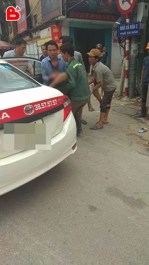 ha noi nghi no thung phuy o pho xa dan nguoi dan ong bi thuong nang o mat