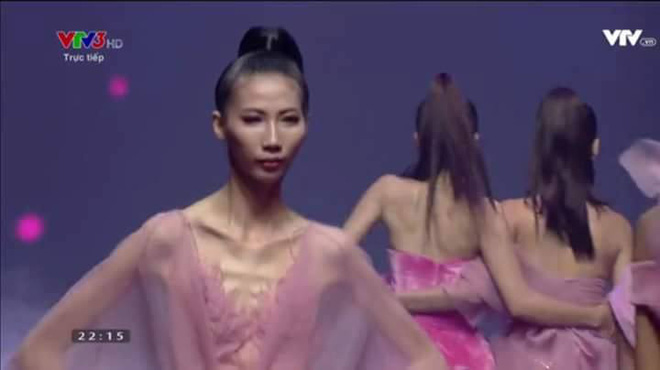 khong chi co cao ngan next top model con gay xon xao boi co gai nay