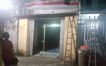 ha noi nguoi phu nu bi dien giat tu vong ngay truoc cua nha