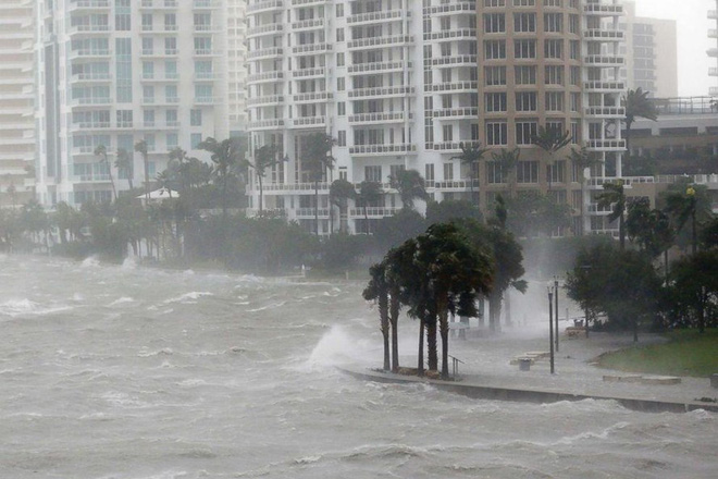sieu bao quai vat irma tan cong du doi florida choi voi trong bien nuoc