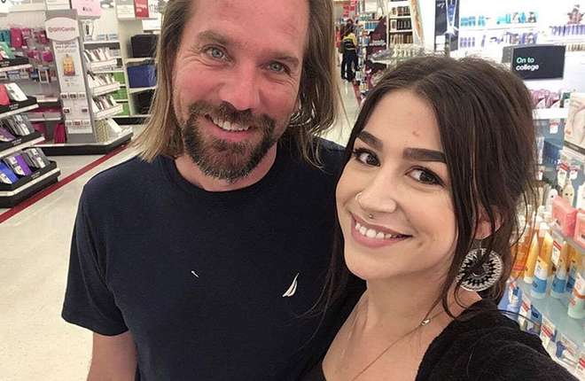 con trai lam do nuoc tung toe trong quan ong bo ngoi nhin roi bao con lam mot viec