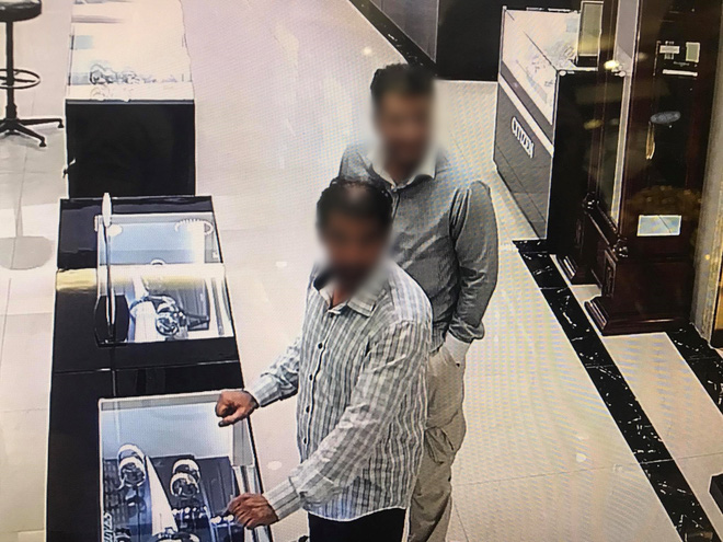 lang son hai khach nuoc ngoai gia vo vao mua hang de trom dong ho vang gia 238 trieu dong