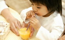 con trai lam do nuoc tung toe trong quan ong bo ngoi nhin roi bao con lam mot viec