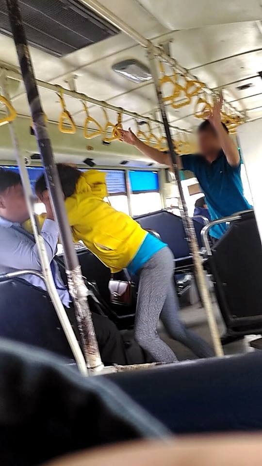 xon xao clip doi nam nu tranh cai kich liet roi lao vao danh nhau voi phu xe buyt vi khong duoc mo cua so