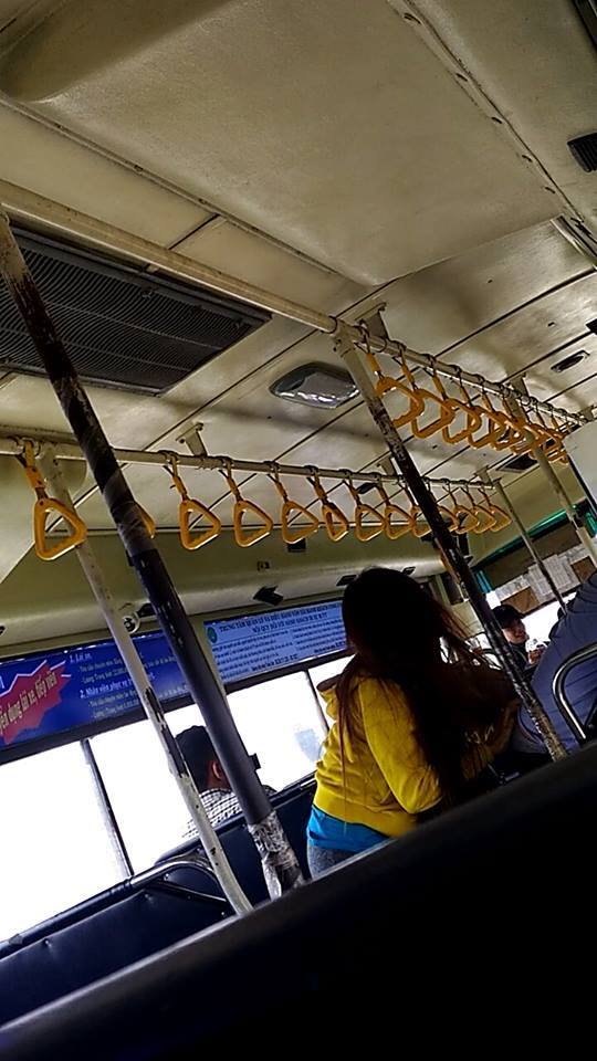 xon xao clip doi nam nu tranh cai kich liet roi lao vao danh nhau voi phu xe buyt vi khong duoc mo cua so