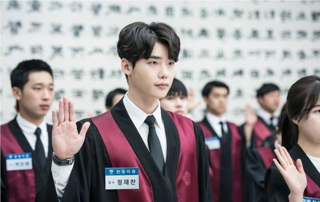 sau khi hon suzy lee jong suk xuat hien voi hinh anh cong to vien cuc dep trai