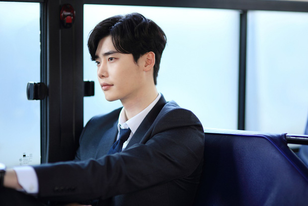 sau khi hon suzy lee jong suk xuat hien voi hinh anh cong to vien cuc dep trai