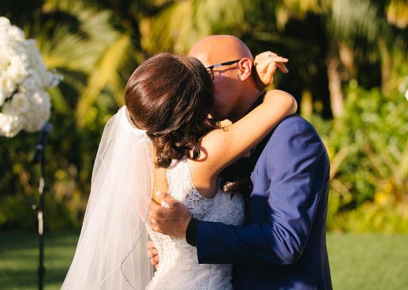 nhan duoc anh vo sap cuoi trong mot bo phim den chong chi suy nghi mot dieu khien nhieu nguoi cam dong