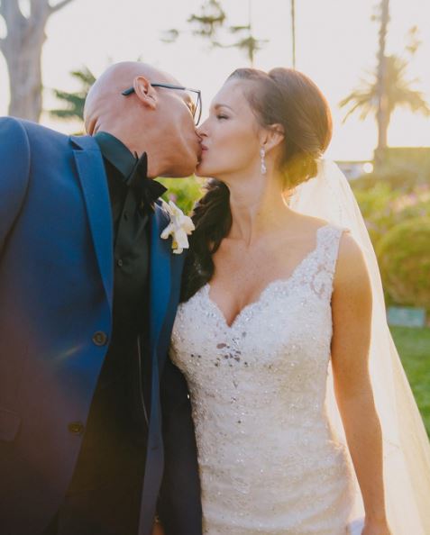 nhan duoc anh vo sap cuoi trong mot bo phim den chong chi suy nghi mot dieu khien nhieu nguoi cam dong